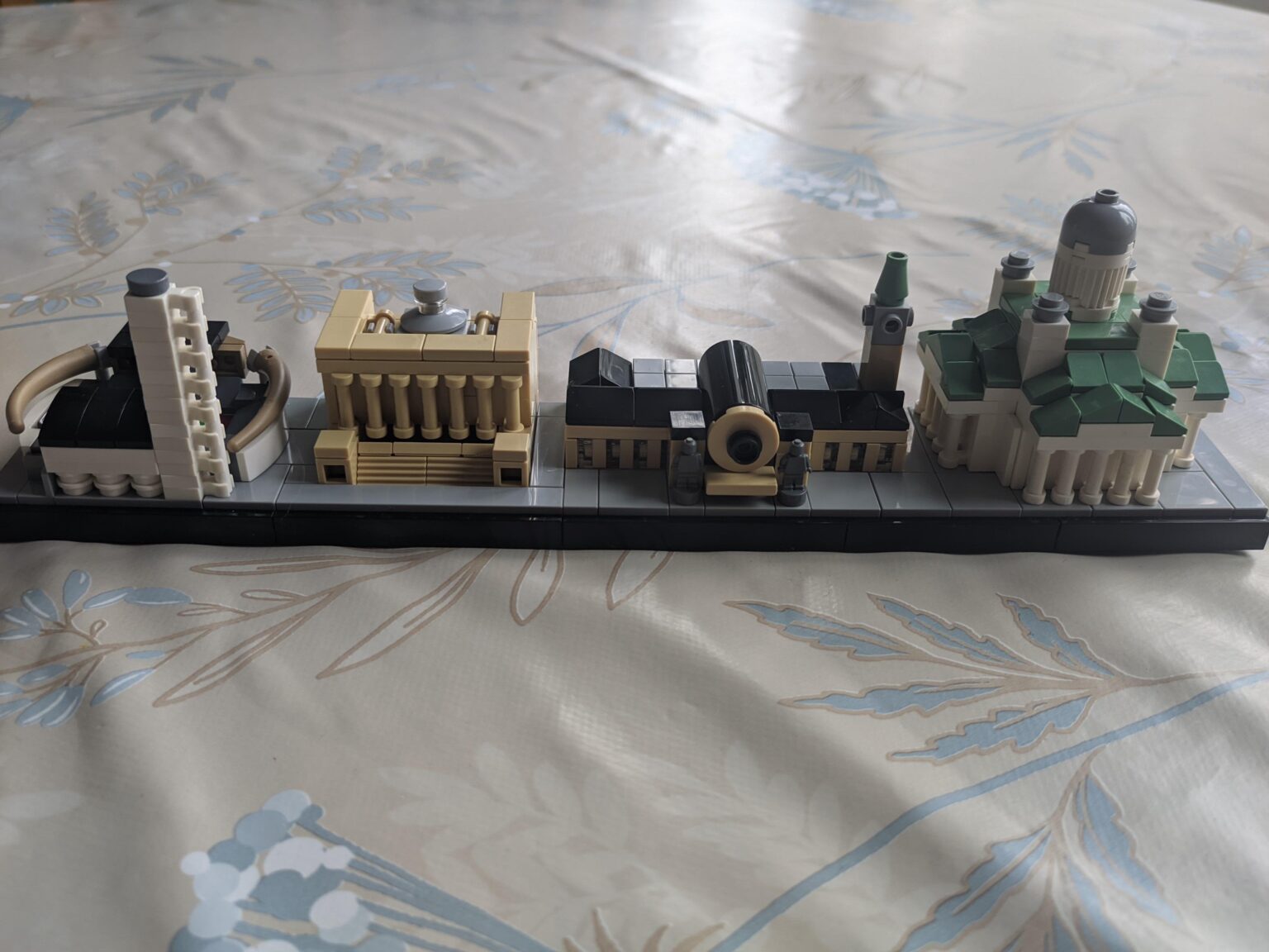 Ich habe eine Helsinki-Skyline gebaut, die der LEGO-Architekturlinie ähnelt