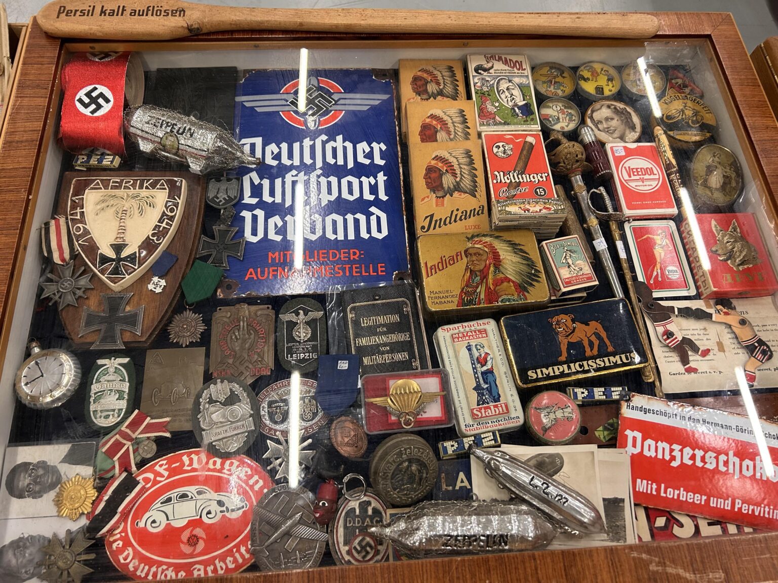 Habe das heute auf einem Brocki-Markt (Antiquitätenmarkt) gesehen.  Wie werden Nazi-Erinnerungsstücke in der breiten Schweizer Öffentlichkeit wahrgenommen?  Ich komme nicht von hier und habe so etwas noch nie gesehen.