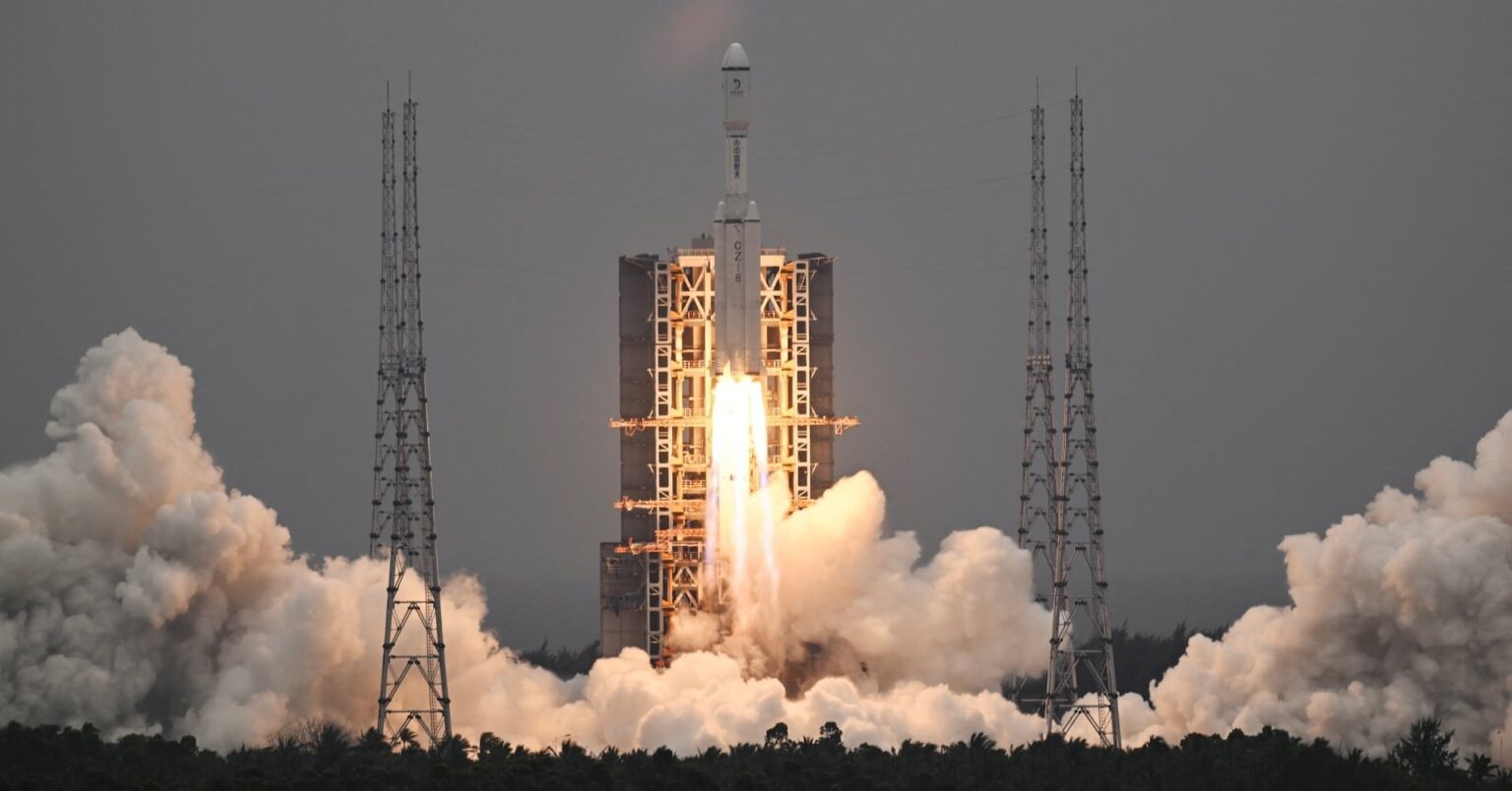 China hat einen Satelliten auf die dunkle Seite des Mondes geschickt, der seiner Aussage nach Teil eines zukünftigen Kommunikationssystems im Weltraum ist und seine künftige Mondbasis am Südpol bedienen wird.