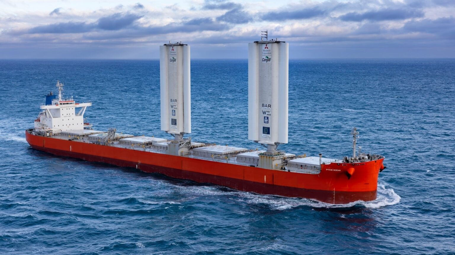 Die „WindWing“-Segel eines Frachtschiffs sparten bis zu 12 Tonnen Treibstoff pro Tag.  Nach einer sechsmonatigen Weltumsegelung liegen die Zahlen für die nachgerüstete „Pyxis Ocean“ vor.