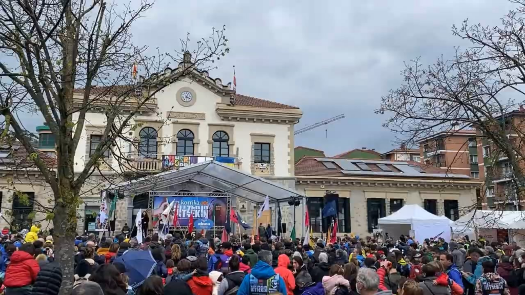 Der größte kulturelle Ausdruck des baskischen Volkes findet gerade statt: Korrika, ein 11 Tage/10 Nächte dauernder Nonstop-Staffellauf durch das Baskenland, von einem Ende von Euskal Herria zum anderen. Dieses Video ist von der 23. Ausgabe (2022) Der größte kulturelle Ausdruck des baskischen Volkes findet gerade statt: Korrika, ein 11 Tage/10 Nächte dauernder Nonstop-Staffellauf durch das Baskenland, von einem Ende von Euskal Herria zum anderen. Dieses Video ist von der 23. Ausgabe (2022)