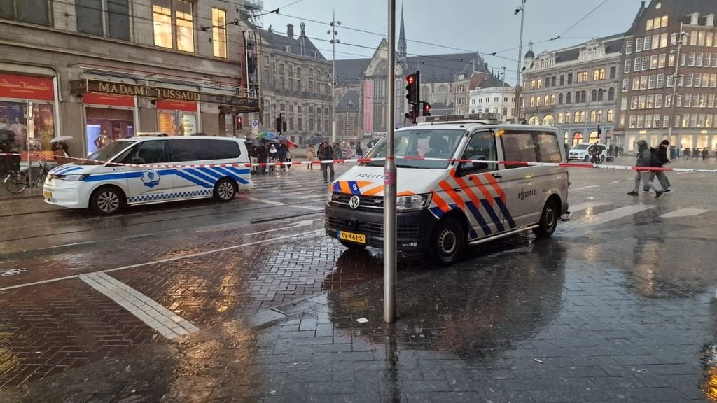 Verdächtige Situation im Zentrum von Amsterdam: U-Bahn-Station evakuiert, viele Polizisten anwesend.