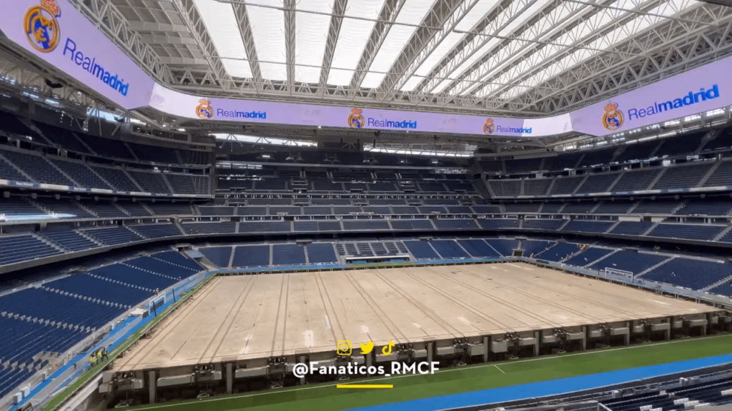 Real Madrid hat die 360-Grad-Großleinwand rund um das Santiago Bernabeu erfolgreich installiert und führt die ersten Tests durch, während das Stadiondach sowie das Fußballfeld im unterirdischen Gewächshaus eingefahren sind. Real Madrid hat die 360-Grad-Großleinwand rund um das Santiago Bernabeu erfolgreich installiert und führt die ersten Tests durch, während das Stadiondach sowie das Fußballfeld im unterirdischen Gewächshaus eingefahren sind.