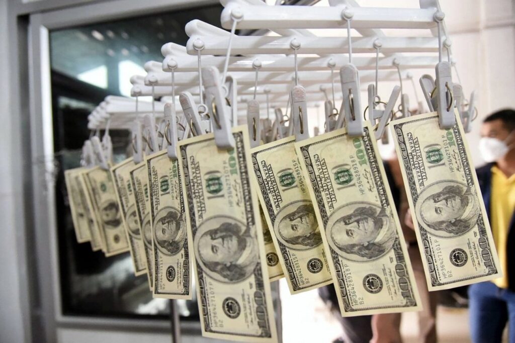Nach Aufdeckung gefälschter 5-Millionen-Dollar-Banknoten wurde Anklage erhoben