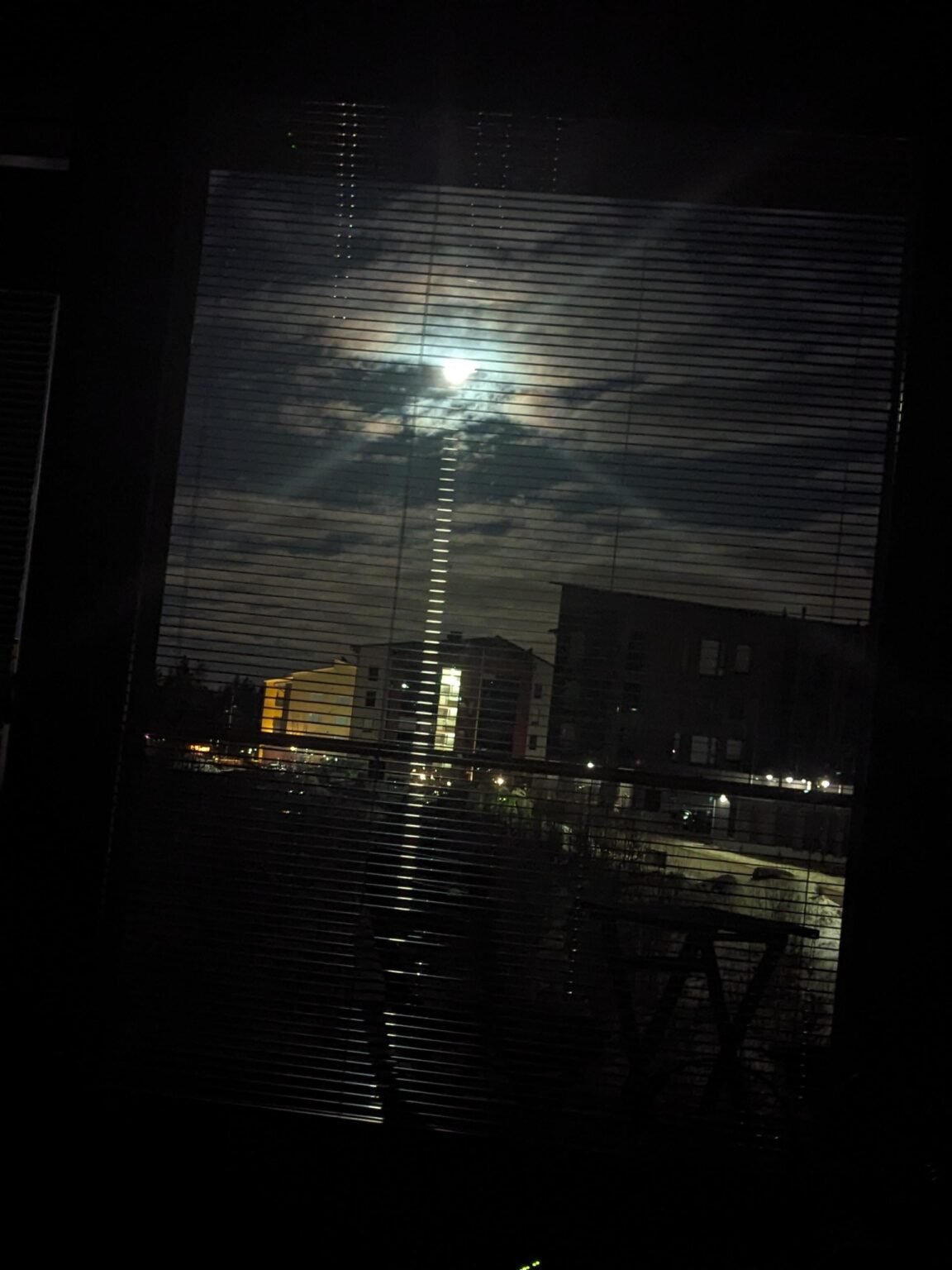 Ich habe dieses Foto um 16:30 Uhr aufgenommen.  Es ist der Mond