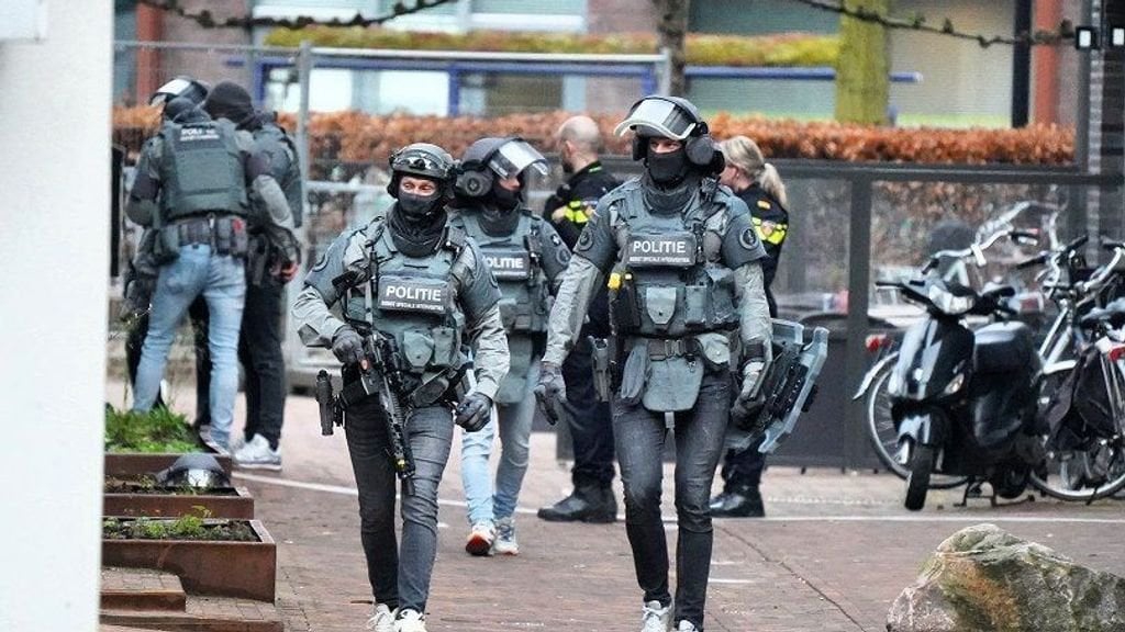 Polizei ruft Menschen dazu auf, das Zentrum von Ede zu meiden: „Person stellt eine Gefahr für die Umwelt dar“