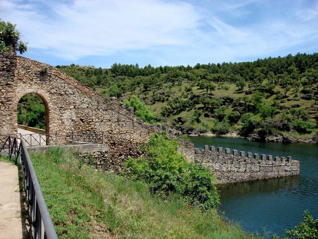 Die Coracha ist ein mittelalterliches Bauwerk, das in Belagerungssituationen den Zugang zu Wasser gewährleistete. Es handelte sich um eine Struktur, die ausschließlich von den Muslimen der Iberischen Halbinsel verwendet wurde, weshalb der Begriff „Coracha“ nur im Spanischen und Portugiesischen vorkommt. Die Coracha ist ein mittelalterliches Bauwerk, das in Belagerungssituationen den Zugang zu Wasser gewährleistete. Es handelte sich um eine Struktur, die ausschließlich von den Muslimen der Iberischen Halbinsel verwendet wurde, weshalb der Begriff „Coracha“ nur im Spanischen und Portugiesischen vorkommt.