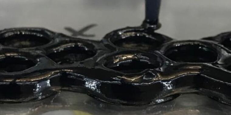 Dieses dehnbare elektronische Material verhärtet sich beim Aufprall genau wie „Oobleck“.