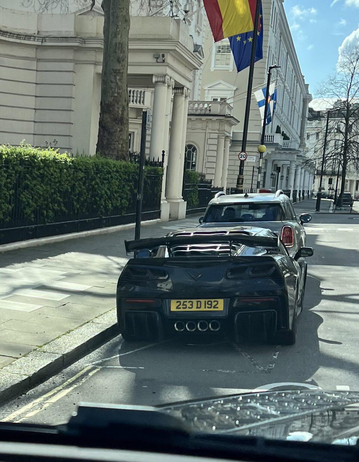 Eines der diplomatischen Fahrzeuge Spaniens im Vereinigten Königreich: Chevrolet Corvette Coupé der 7. Generation (C7).  Interessante Wahl.