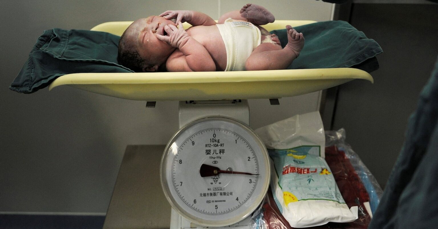 Viele Krankenhäuser in China stellen die Entbindung von Neugeborenen ein, da die Geburtenrate sinkt