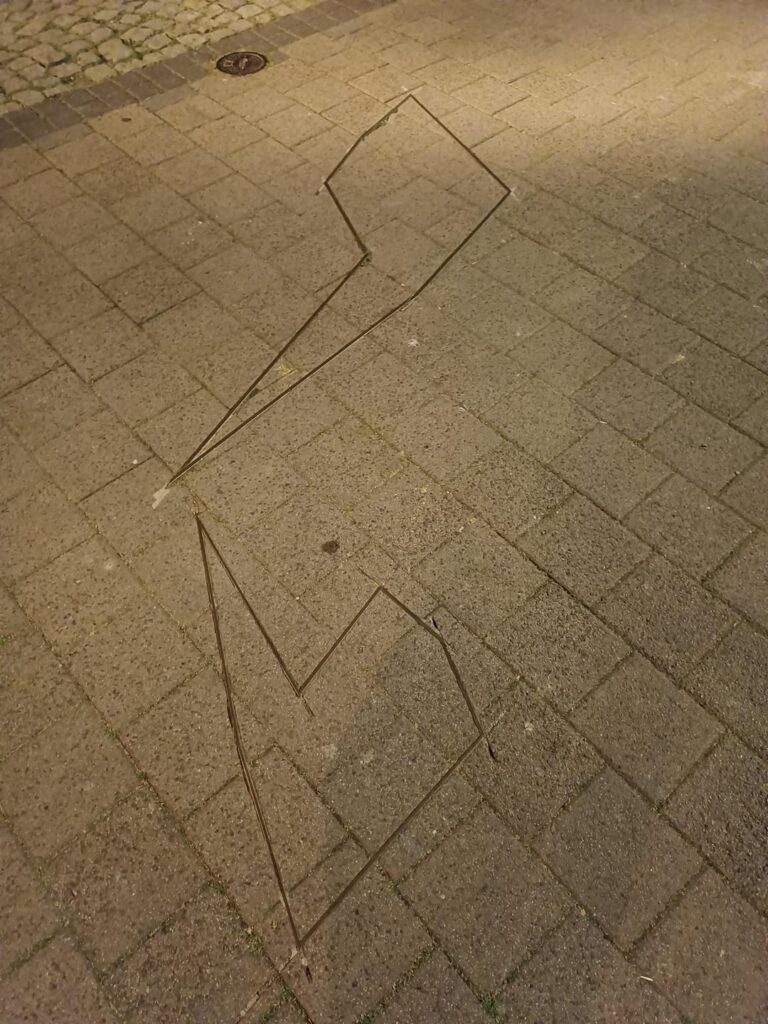 Zick-Zack-Linien aus Messing auf dem Weg (in einer deutschen Stadt) Zick-Zack-Linien aus Messing auf dem Weg (in einer deutschen Stadt)