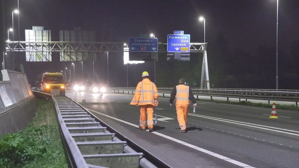 Mit der Verstärkung der Brücke an der A7 wurde begonnen. In Nordholland werden größere Störungen erwartet.