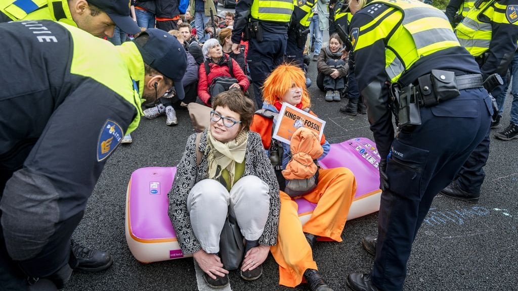 Mehr als hundert Festnahmen bei XR-Demonstration auf der A10 in Amsterdam