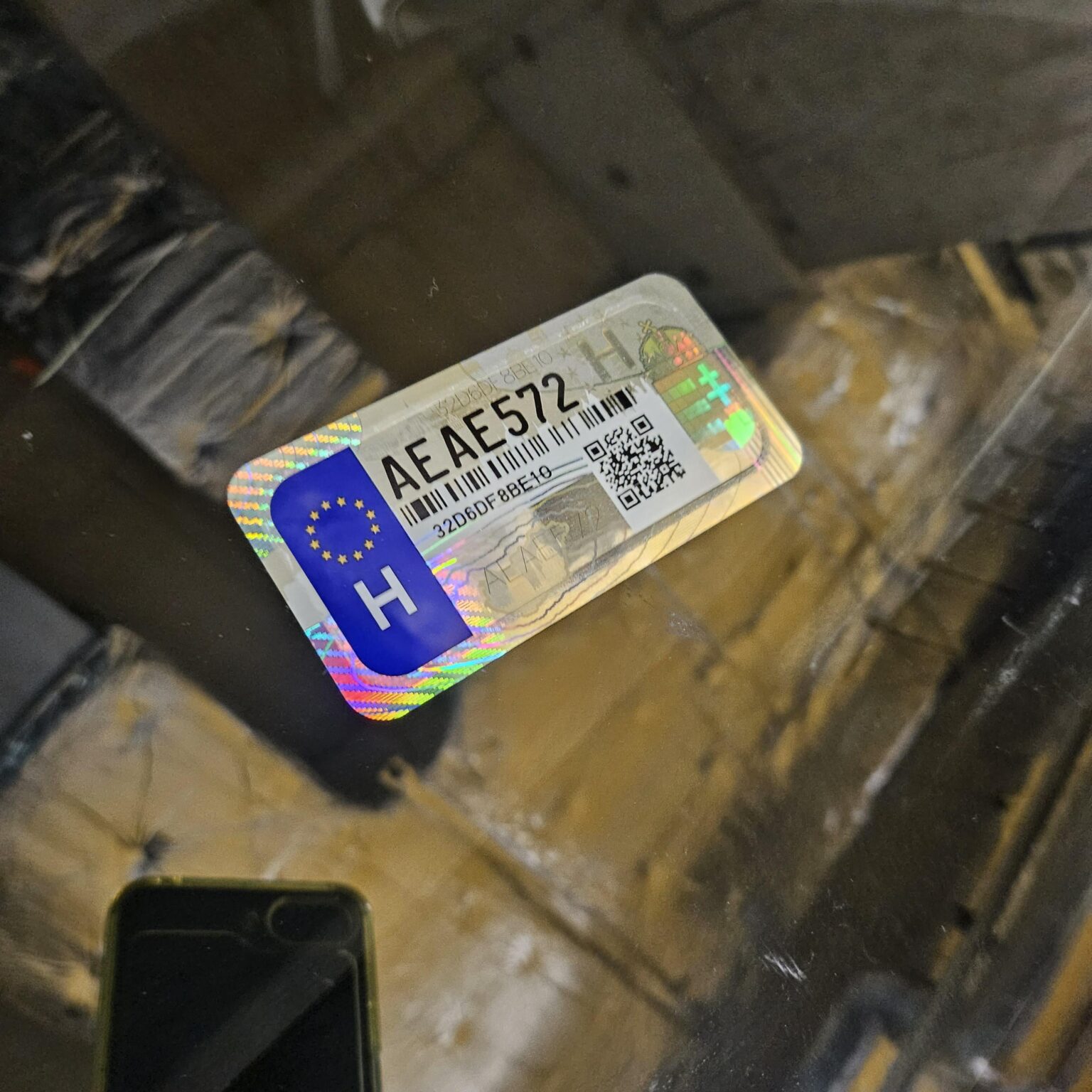 Reflektierender Aufkleber auf in Deutschland zugelassenem Auto