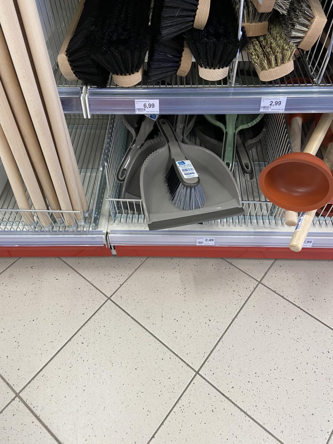 Wo kann ich in Deutschland eine Kehrschaufel mit langem Stiel kaufen?
