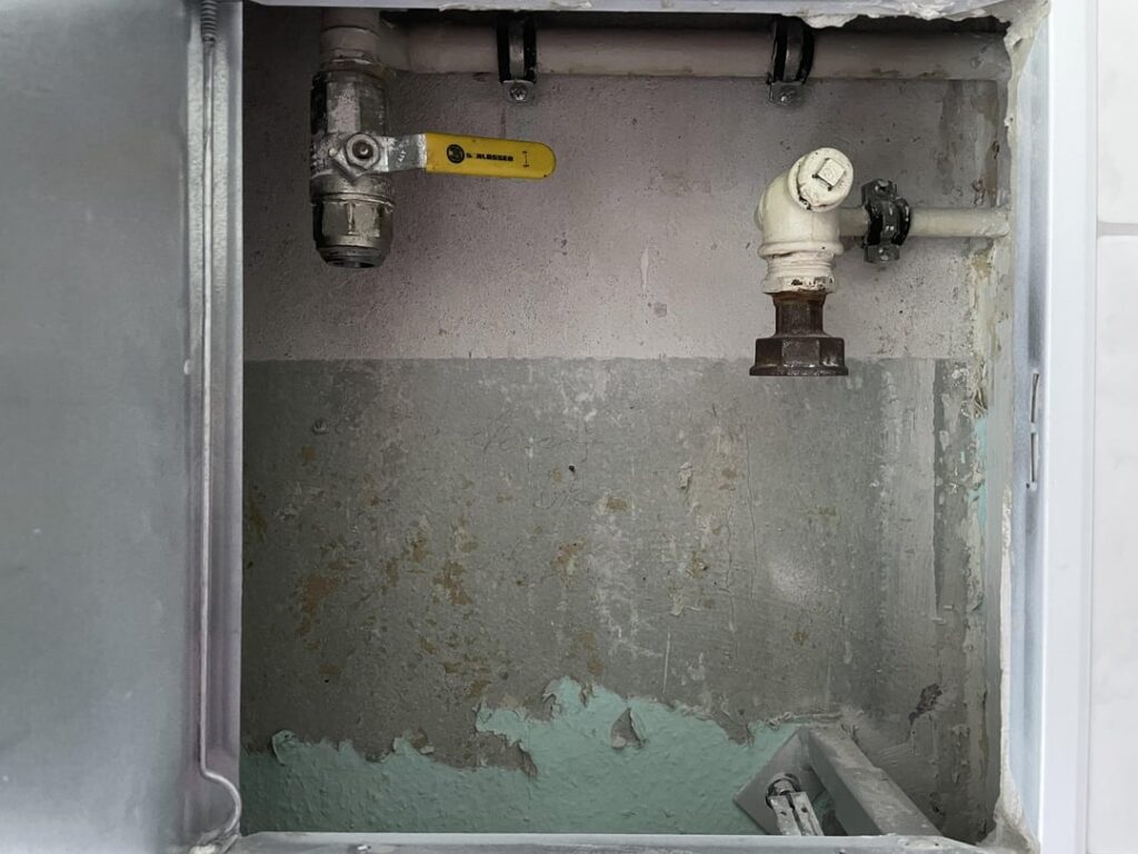 Behebung, dass Wasser in die Toilette eindringt und die Spülung nicht möglich ist Behebung, dass Wasser in die Toilette eindringt und die Spülung nicht möglich ist
