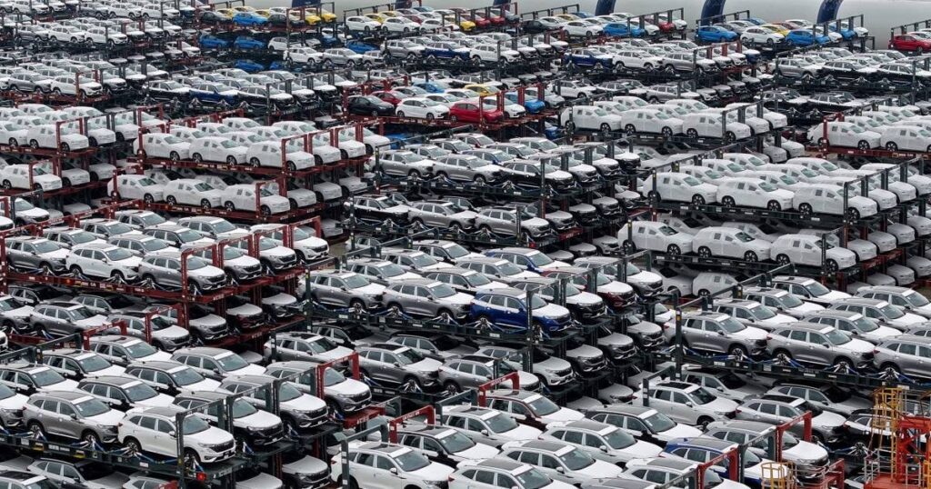 Hunderte Autos verstauben im Rotterdamer Hafen: Das ist los