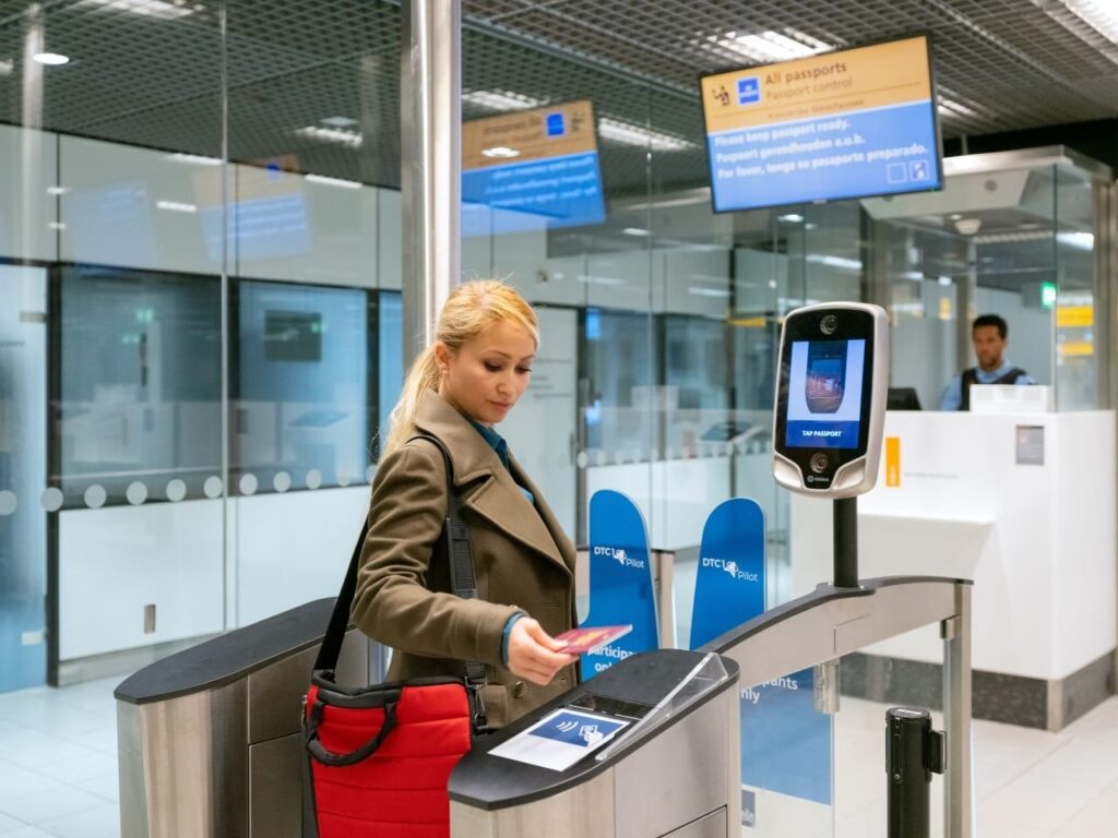 Die Passkontrolle in Schiphol wird in wenigen Jahren mit einer App von zu Hause aus möglich sein