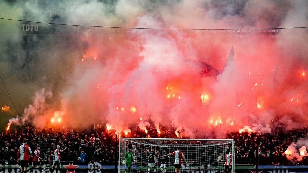 Aboutaleb: „Es ist schwierig, Fackeln aus dem Stadion fernzuhalten, da sie in intimen Bereichen angebracht sind“