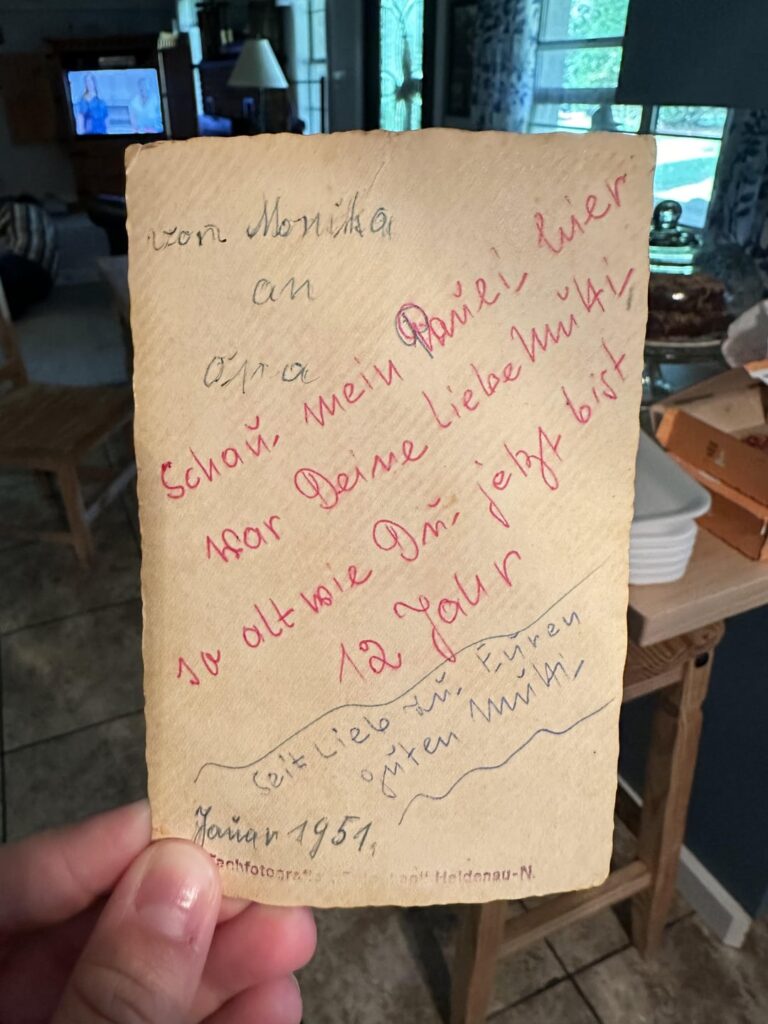 Bitte übersetzen Sie dieses alte Foto!