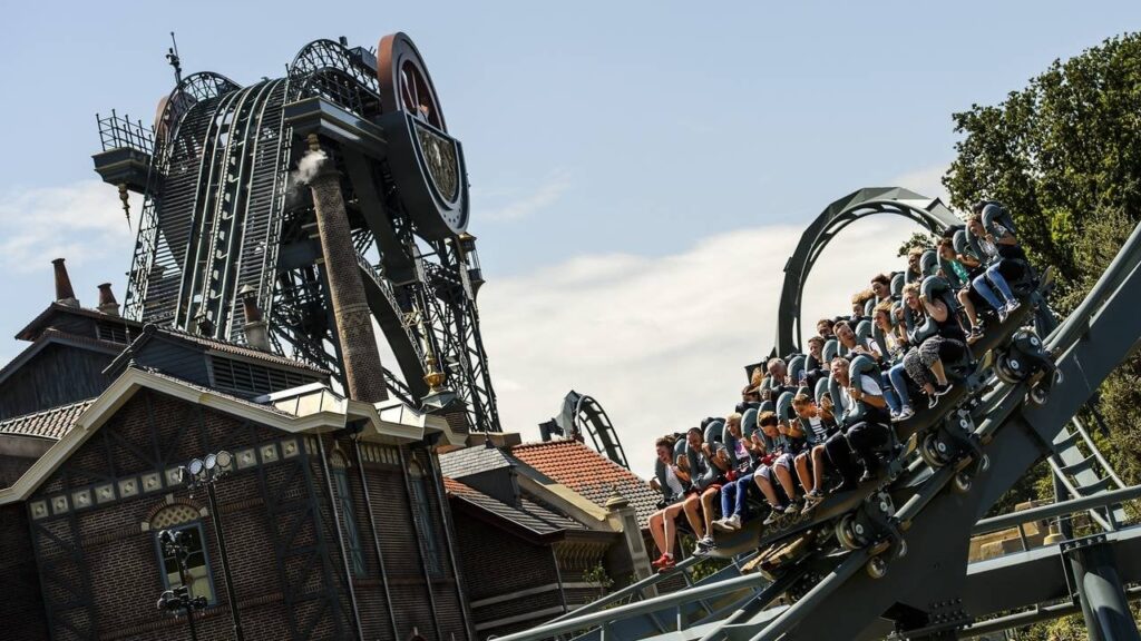 Bryan lässt andere den Knopf der Efteling-Achterbahn drücken und verliert seinen Job Bryan lässt andere den Knopf der Efteling-Achterbahn drücken und verliert seinen Job
