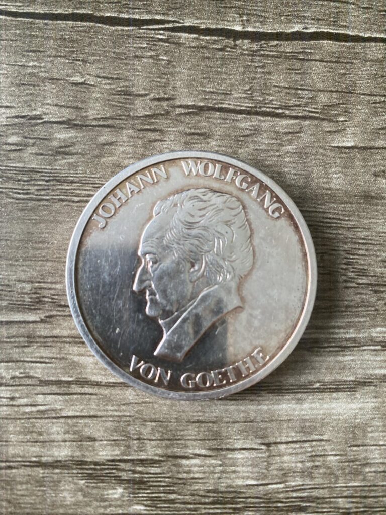 Hallo, ich habe diese alte Münze, von der ich glaube, dass sie eine deutsche Gedenkmünze ist, aber ich würde mich freuen, wenn mir jemand weitere Informationen geben könnte.  Danke