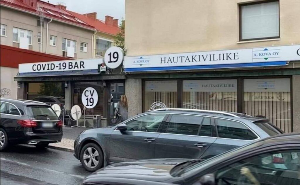 Covid-19-Bar neben einem Grabsteinladen.  Nur in Finnland.