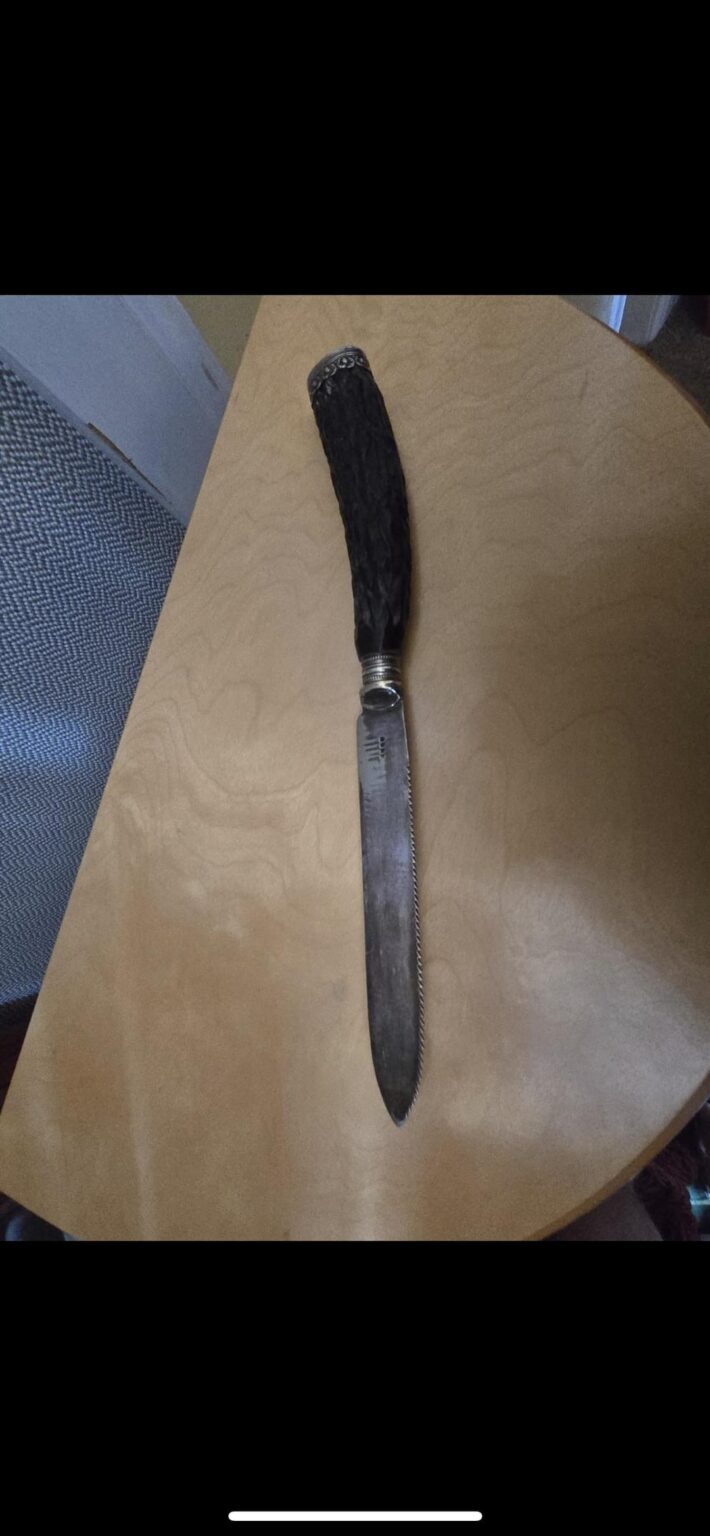 SS-Messer, ich weiß, was die Aufschrift bedeutet, aber weiß jemand, wofür es ist oder ob es überhaupt echt ist, Klingen aus Silber und ich glaube, der Griff ist aus Geweih/Knochen. Danke SS-Messer, ich weiß, was die Aufschrift bedeutet, aber weiß jemand, wofür es ist oder ob es überhaupt echt ist, Klingen aus Silber und ich glaube, der Griff ist aus Geweih/Knochen. Danke