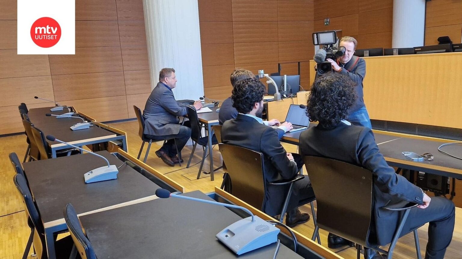 Die irakischen Zwillinge werden verdächtigt, einen gewalttätigen Angriff auf Supo vorbereitet zu haben – die Männer fordern eine hohe Entschädigung für die Hausdurchsuchung