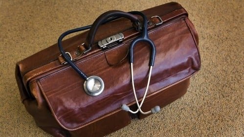 Hausarzt wegen Vergewaltigung von Patienten aus dem Beruf entlassen