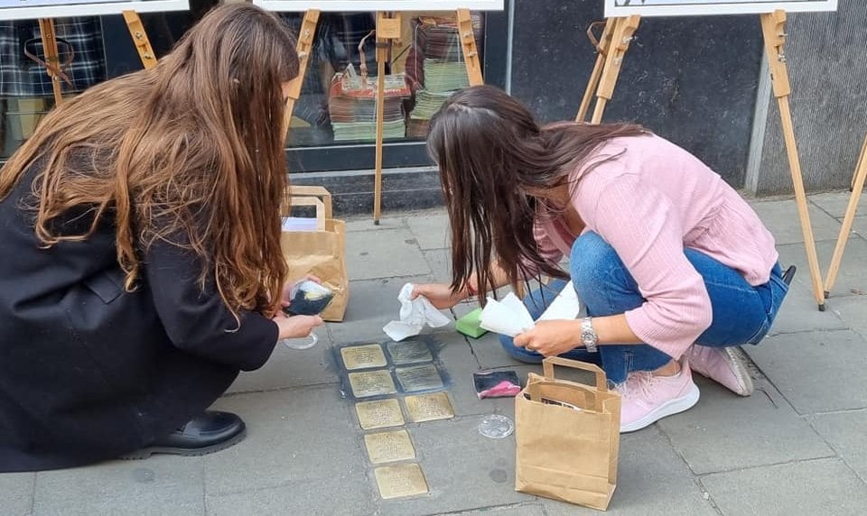 In einer Basisinitiative säubern junge Europäer „Stolpersteine“, damit sie wie Leuchtfeuer glänzen