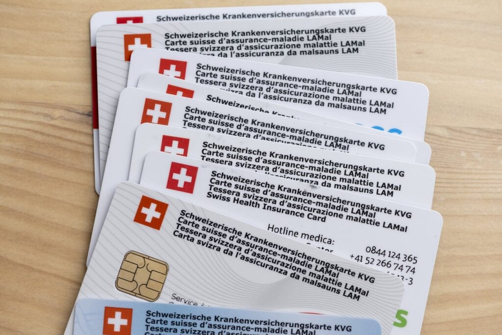 Schweizer Regierung lehnt Initiativen zur Reduzierung der Gesundheitskostenbelastung ab |  Nein, nein und nein: Der Bundesrat empfiehlt, alle drei Volksinitiativen, die am 9. Juni zur Abstimmung kommen, abzulehnen. Stattdessen will er mit zwei Gesetzesentwürfen der steigenden Belastung durch Krankenkassenprämien entgegenwirken