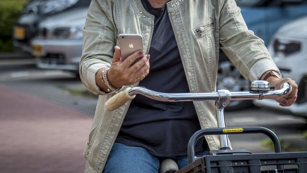Radfahrer und Autofahrer spielen und treffen sich zunehmend im Straßenverkehr
