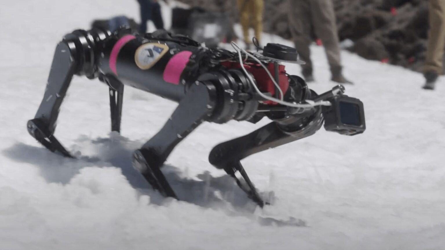 Roboterhunde bohren, um für Mondrettungsmissionen und die Navigation durch Krater zu trainieren – Spirit wurde im Rahmen des LASSIE-Projekts von einem Team aus Ingenieuren, Kognitionswissenschaftlern, Geowissenschaftlern und Planetenforschern in der Praxis getestet. Roboterhunde bohren, um für Mondrettungsmissionen und die Navigation durch Krater zu trainieren – Spirit wurde im Rahmen des LASSIE-Projekts von einem Team aus Ingenieuren, Kognitionswissenschaftlern, Geowissenschaftlern und Planetenforschern in der Praxis getestet.