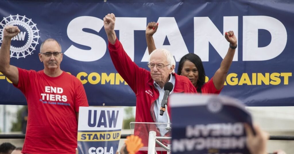 Bernie Sanders‘ neues Gesetz zur 32-Stunden-Woche wird nicht verabschiedet. Der Aufstieg der Mitbestimmung im Deutschland des 20. Jahrhunderts zeigt, wie die USA die Wochenarbeitszeit tatsächlich verkürzen könnten – indem sie den Arbeitnehmern mehr Macht geben. Bernie Sanders‘ neues Gesetz zur 32-Stunden-Woche wird nicht verabschiedet. Der Aufstieg der Mitbestimmung im Deutschland des 20. Jahrhunderts zeigt, wie die USA die Wochenarbeitszeit tatsächlich verkürzen könnten – indem sie den Arbeitnehmern mehr Macht geben.