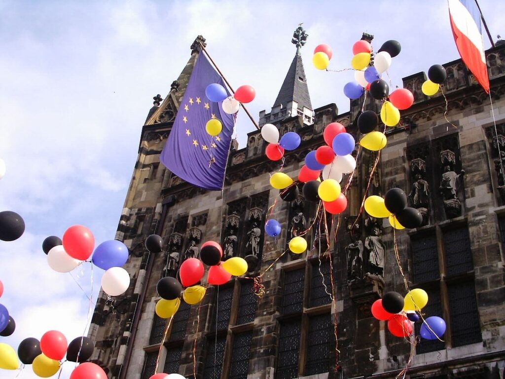 Wäre es nicht schön, wenn wir am 9. Mai die Europaflagge draußen aufhängen würden? Wäre es nicht schön, wenn wir am 9. Mai die Europaflagge draußen aufhängen würden?