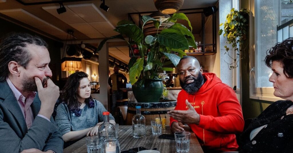 Was passiert, wenn man Farmers Defence Force, Extinction Rebellion, Kick Out Zwarte Piet und Willem Engel im Pub zusammenbringt? Was passiert, wenn man Farmers Defence Force, Extinction Rebellion, Kick Out Zwarte Piet und Willem Engel im Pub zusammenbringt?