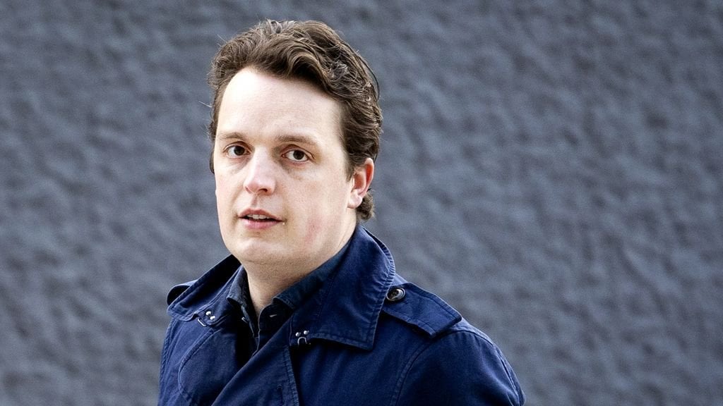 Gesichtsmaskenparteien kreuzen vor Gericht ihre Schwerter