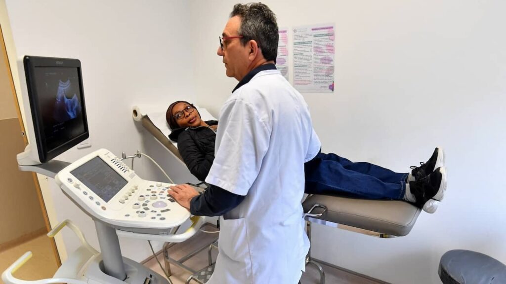 Der Minister ist besorgt über „Rassismus“ im Gesundheitswesen, mischt sich aber nicht in Anpassungen ein