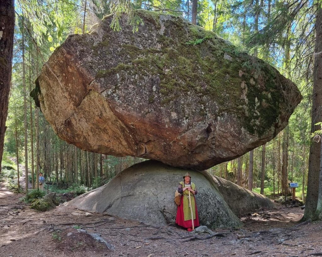 Kummakivi ist ein 500.000 kg schwerer Felsen in Finnland, der seit 11.000 Jahren auf einem anderen Felsen balanciert