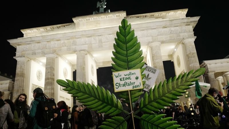 Die Deutschen feiern, dass der Freizeit-Cannabiskonsum legal wird |  CNN
