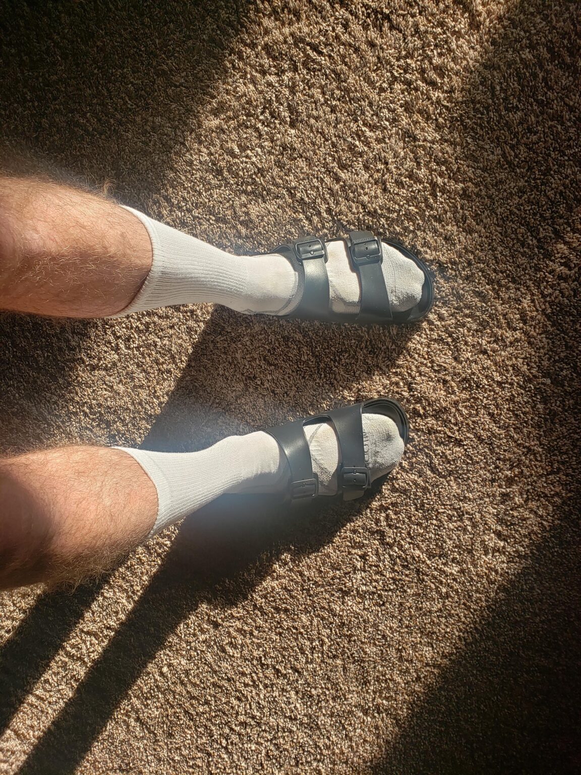 Meine Frau hat mir Birkenstock gekauft.  Ist das die richtige Art, sie zu tragen?