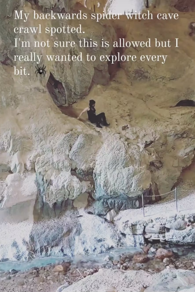 Ein amerikanischer Tourist filmt, wie er die Zagarmurdi-Höhle beschädigt