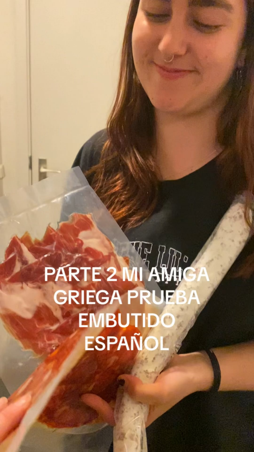Meine Freundin Helena macht eine spanische Verkostung in Griechenland
