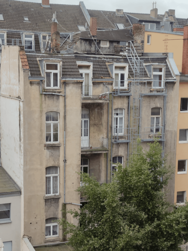 Altes Haus in Köln, sind das Einschusslöcher aus dem Zweiten Weltkrieg in der Fassade? Altes Haus in Köln, sind das Einschusslöcher aus dem Zweiten Weltkrieg in der Fassade?