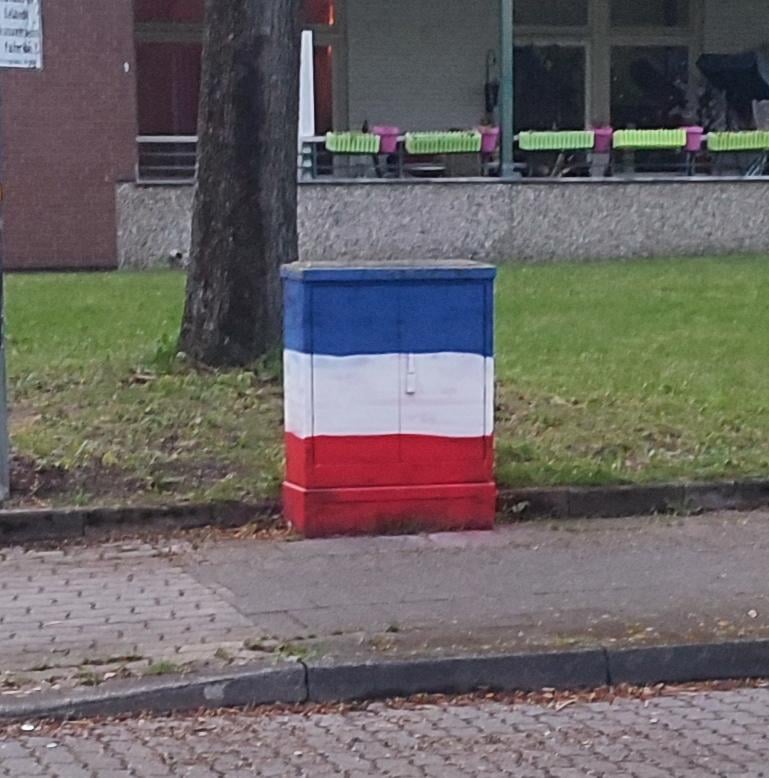 Was bedeutet diese Flagge?  Ich sehe es überall in meiner Stadt