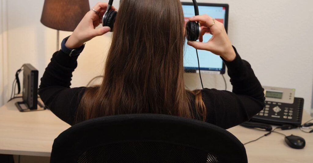 An der Listening Line haben sie gelernt, nicht zu schnell zu reagieren.  Nicht einmal „Ja, Ja“ sagen
