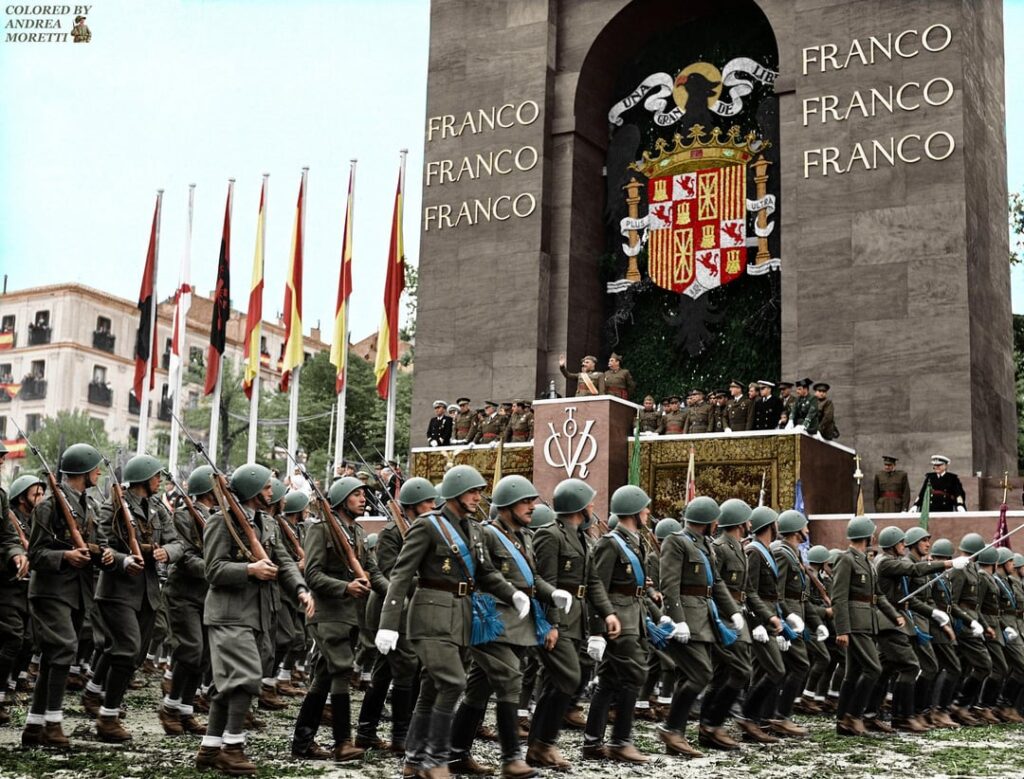 Siegesparade, 1939, Madrid, koloriert.  1976 änderte die Parade ihren Namen in „Tag der Streitkräfte“ und wird noch heute gefeiert.
