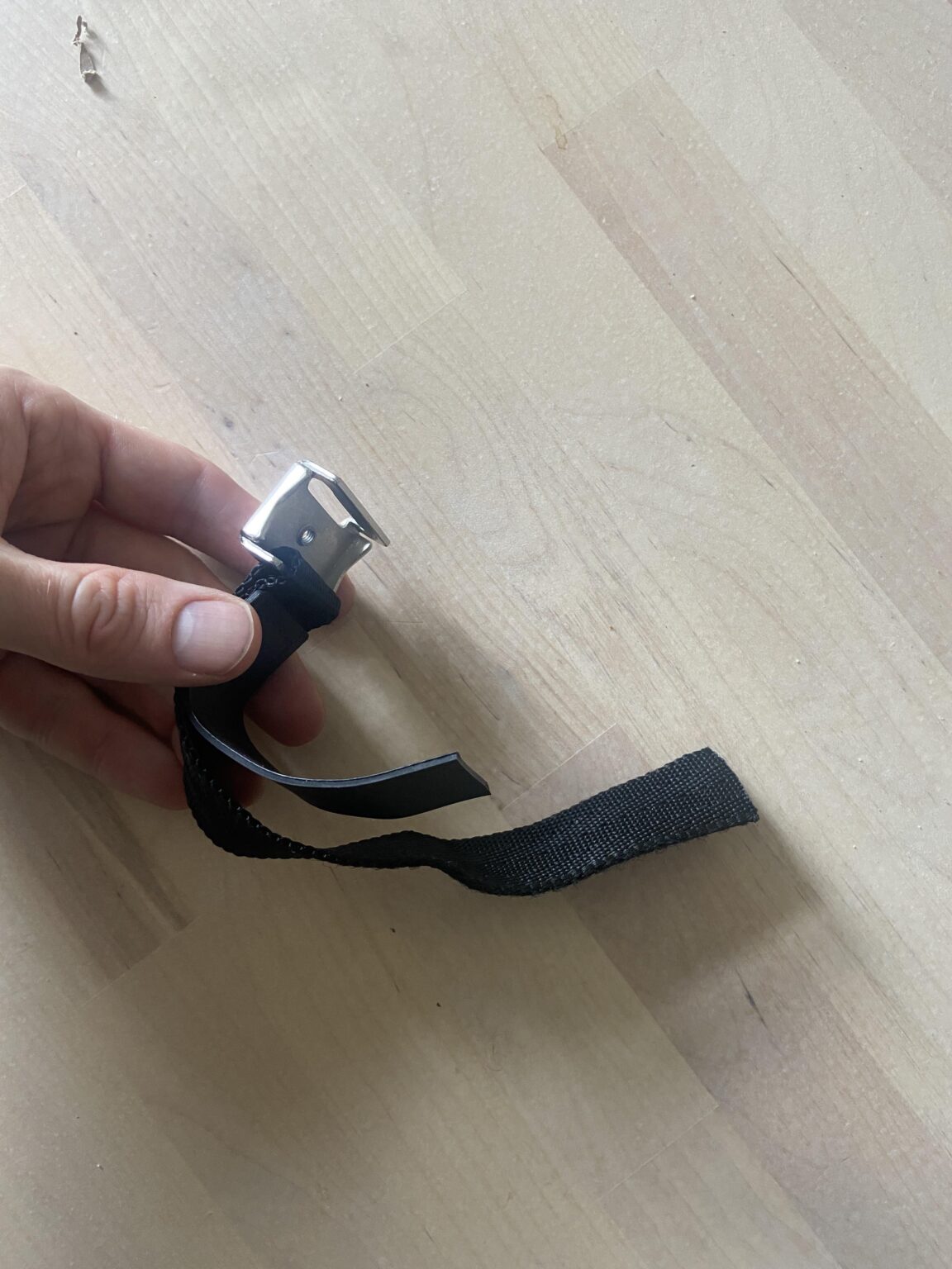 Wie soll ich diesen Fahrradschlosshalter befestigen?