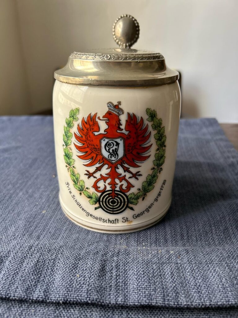 Kann mir jemand Informationen zu diesem Bierkrug geben?